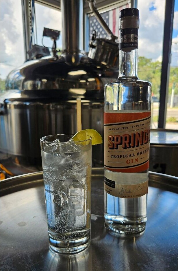 Tropical Breeze Gin with a finished cocktail